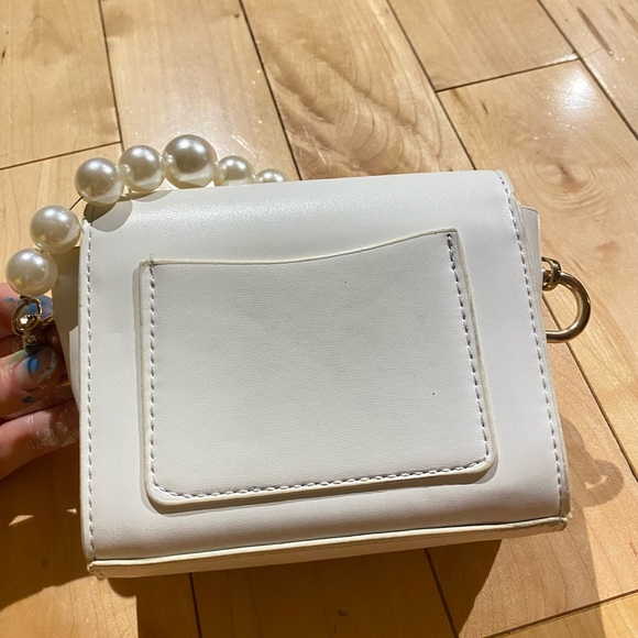 White purse with faux pearl wrist - Picture 5 of 5